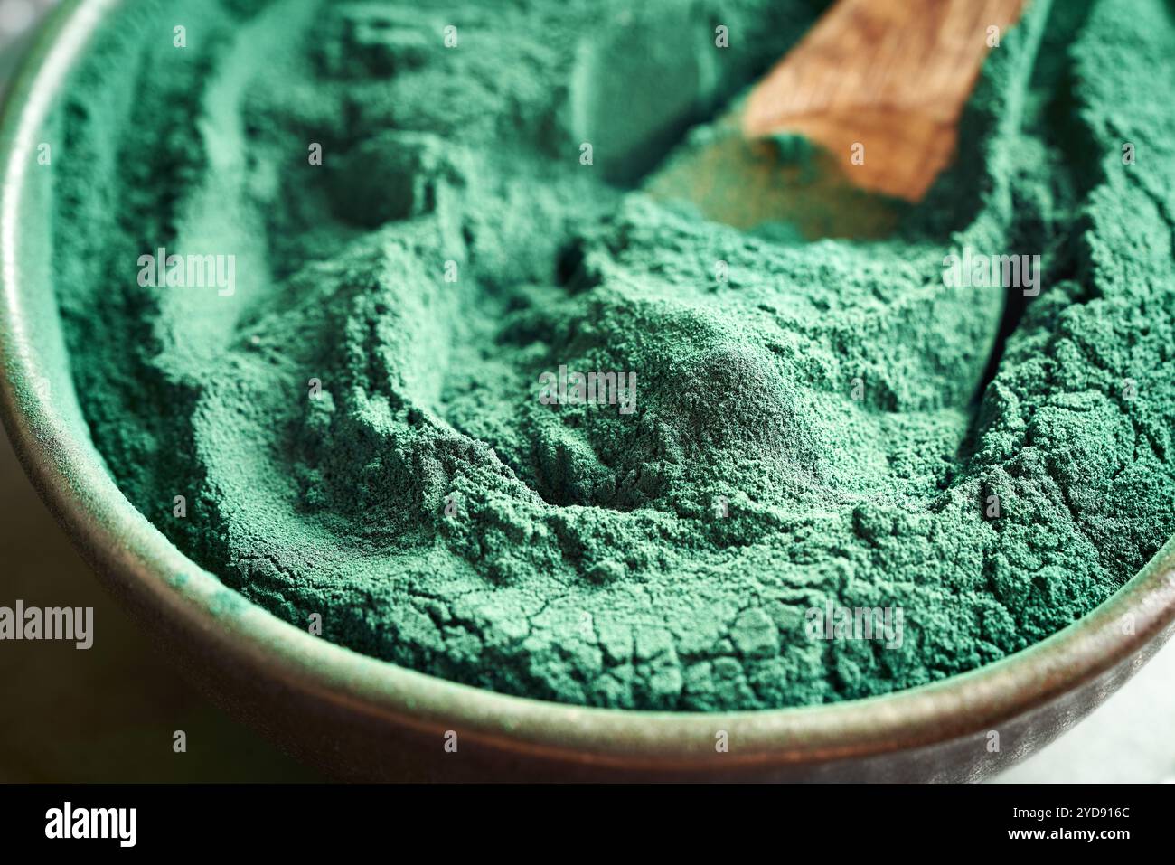Grünes Spirulina-Algenpulver in einer Schüssel, Nahaufnahme Stockfoto