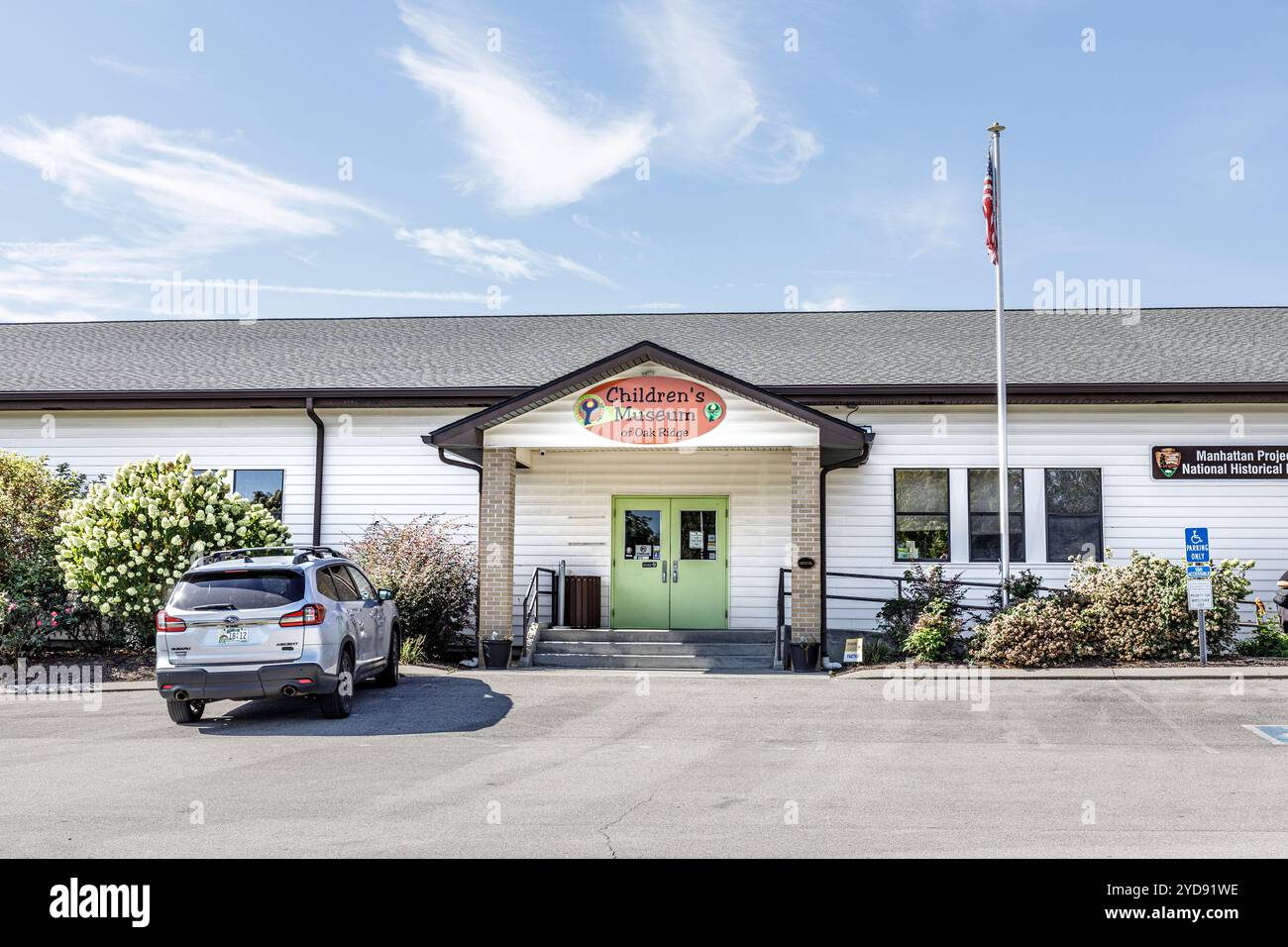 September 2024, Oak Ridge, TN: Manhattan Project National Historical Park, Kindermuseum von Oak Ridge, Schilder und Gebäude. Stockfoto