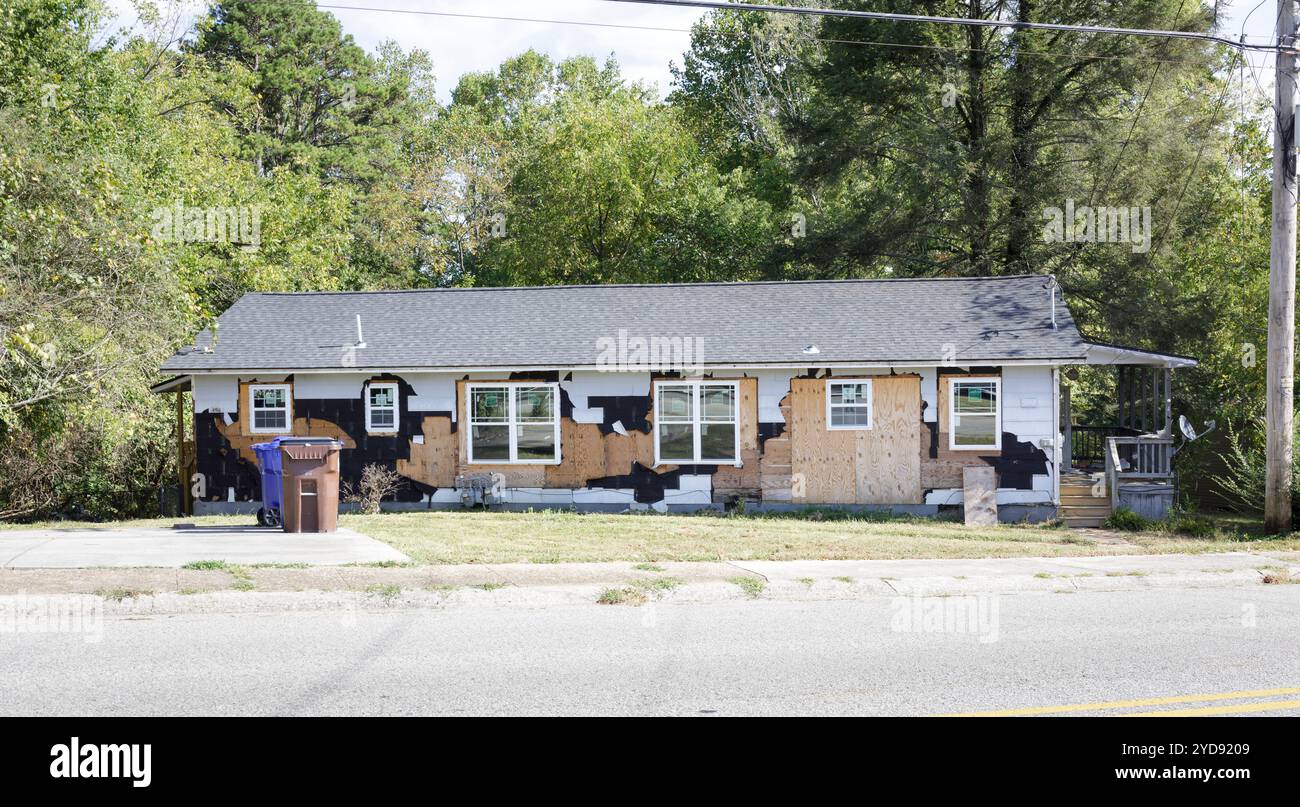19. September 2024, Oak Ridge, TN: Kleines Ranchhaus wird renoviert, Abstellgleise entfernt, neue Fenster installiert. Stockfoto