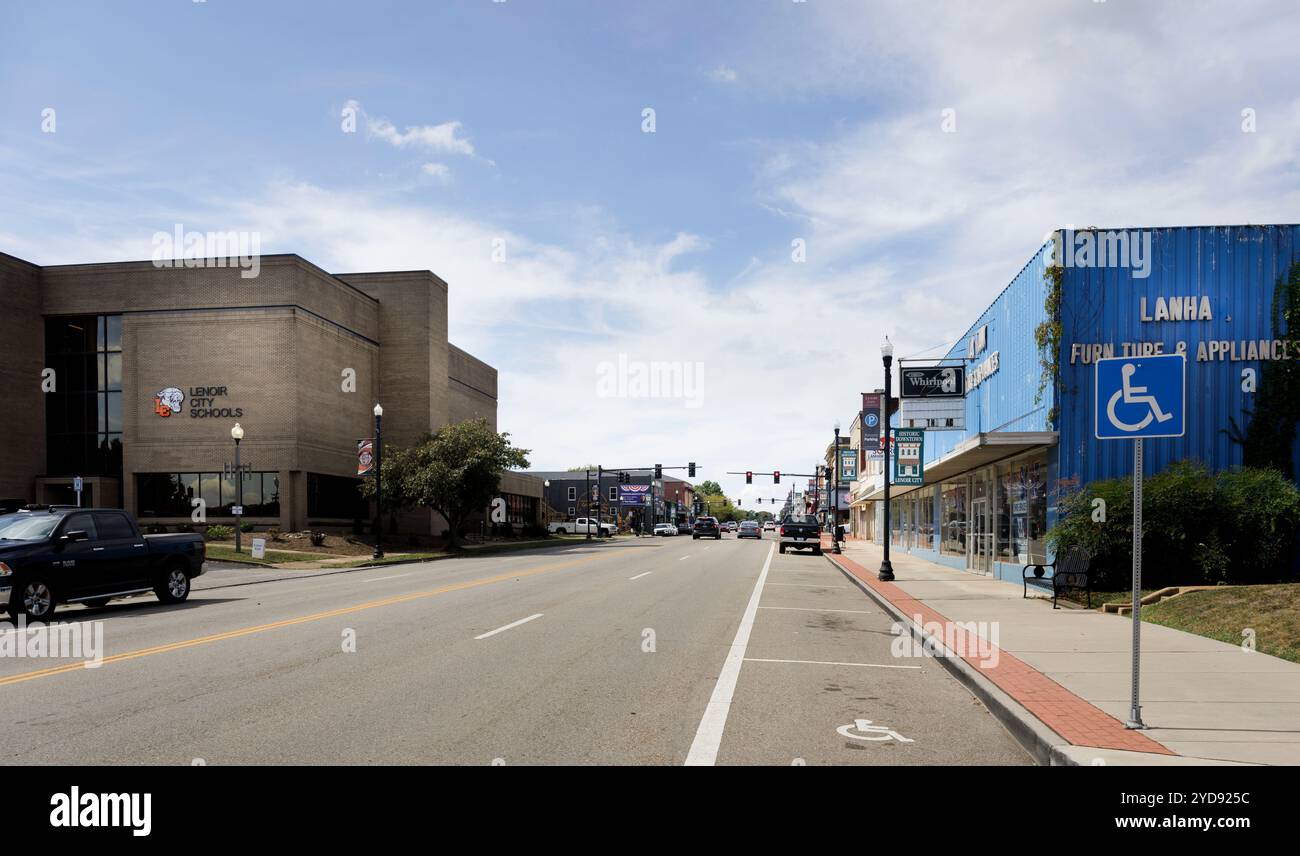 19. September 2024, Lenoir City, TN: Sreetscape View of Downtown mit Lenoir City Schools and Lanham Furniture Building. Stockfoto