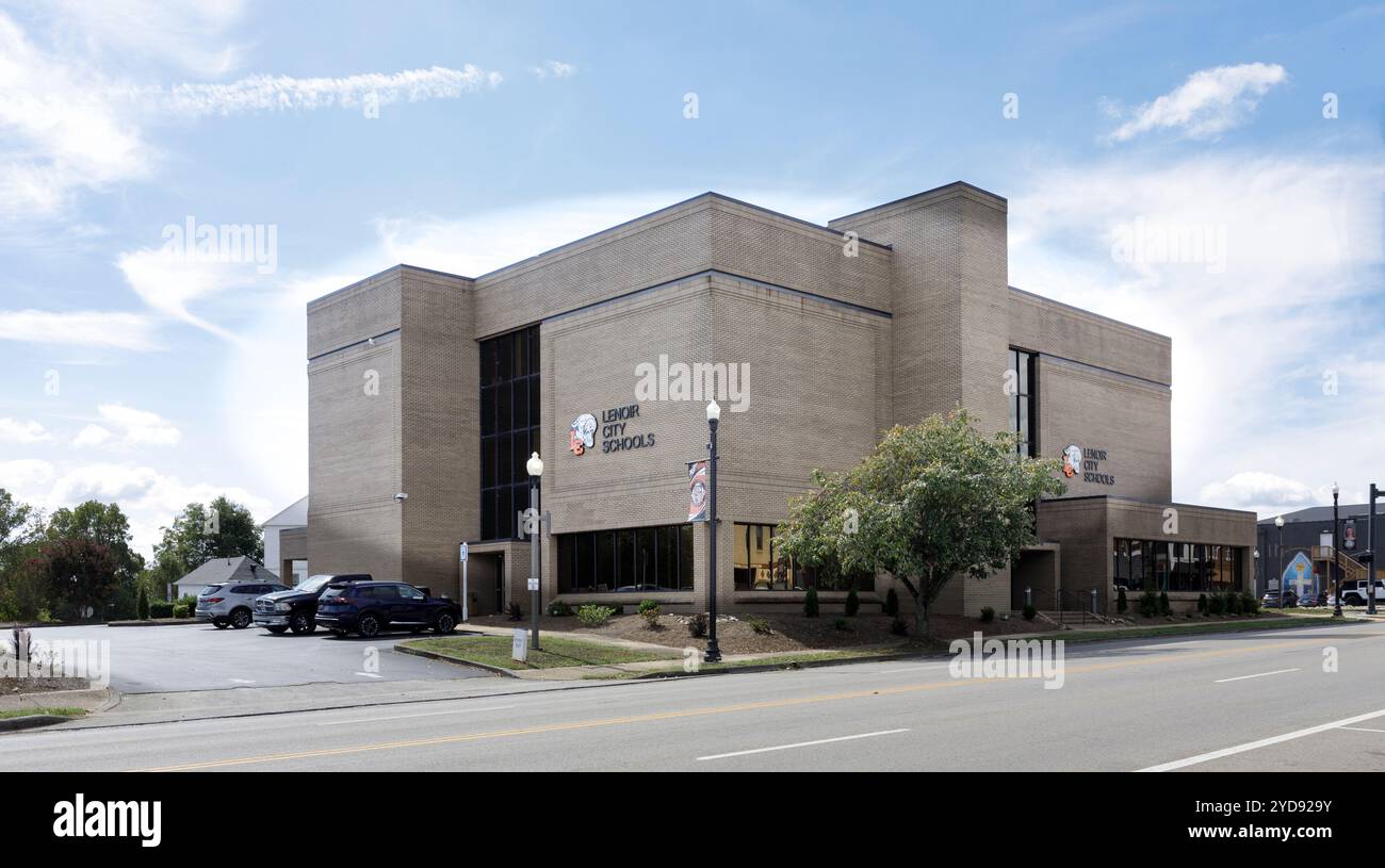 19. September 2024, Lenoir City, TN: Diagonaler Blick auf das Gebäude der Lenoir City Schools an der Hauptstraße. Stockfoto