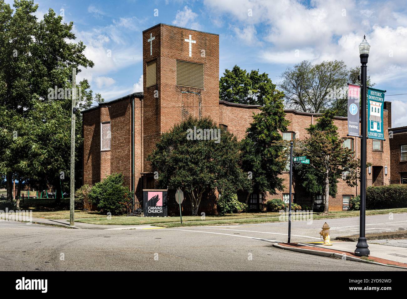 19. September 2024, Lenoir City, TN: The Canvas Church, am Broadway in der Innenstadt. Diagonalansicht. Stockfoto