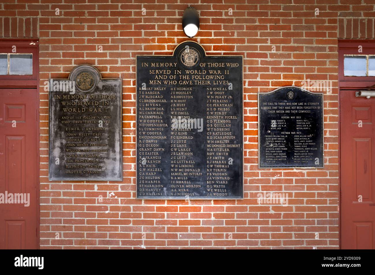 19. September 2024, Lenoir City, TN: Close up View of Wall am Eingang zur American Legion, mit drei Gedenktafeln an US-Kriege. Stockfoto