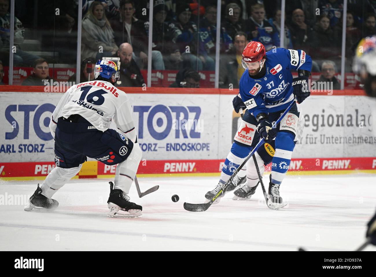 Konrad Abeltshauser (EHC Red Bull Muenchen #16) Thomas Larkin (Schwenninger Wild Wings #37) Schwenninger Wild Wings gegen EHC Red Bull Muenchen, Eishockey, DEL, Spieltag 12, Saison 2024/2025, 25.10.2024 Foto: Eibner-Pressefoto/Sven Laegler Stockfoto