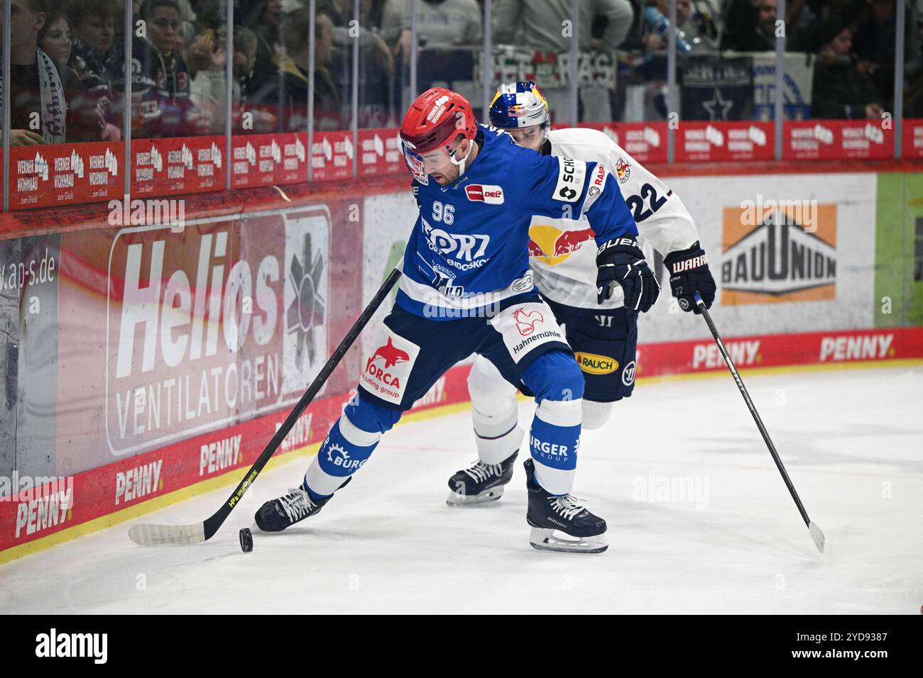 (v.l.n.r.) Tyson Spink (Schwenninger Wild Wings #96) Jakob Weber (EHC Red Bull München #22) Schwenninger Wild Wings gegen EHC Red Bull München, Eishockey, DEL, Spieltag 12, Saison 2024/2025, 25.10.2024 Foto: Eibner-Pressefoto/Sven Laegler Stockfoto