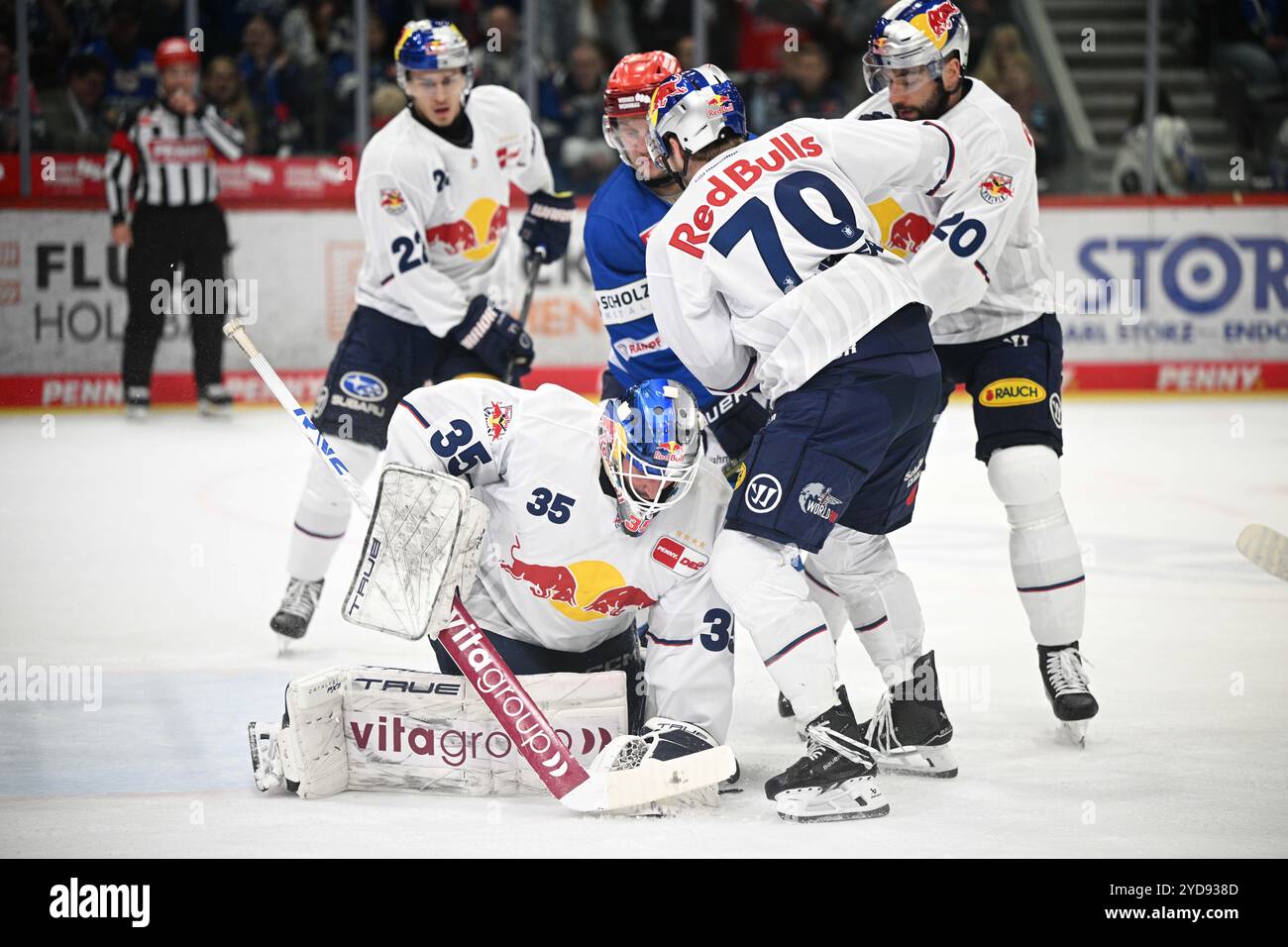 Mathias Niederberger (EHC Red Bull Muenchen #35) Teemu Pulkkinen (Schwenninger Wild Wings #3) Maximilian Daubner (EHC Red Bull Muenchen #70) Schwenninger Wild Wings gegen EHC Red Bull Muenchen, Eishockey, DEL, Spieltag 12, Saison 2024/2025, 25.10.2024 Foto: Eibner-Pressefoto/Sven Laegler Stockfoto