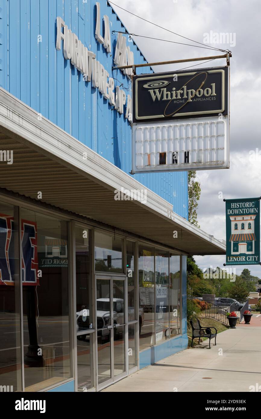 19. September 2024, Lenoir City, TN: Lanham Furniture Co., diagonale Vorderansicht mit Schild für Whirlpool-Geräte vor dem Gebäude. Anzeige W Stockfoto