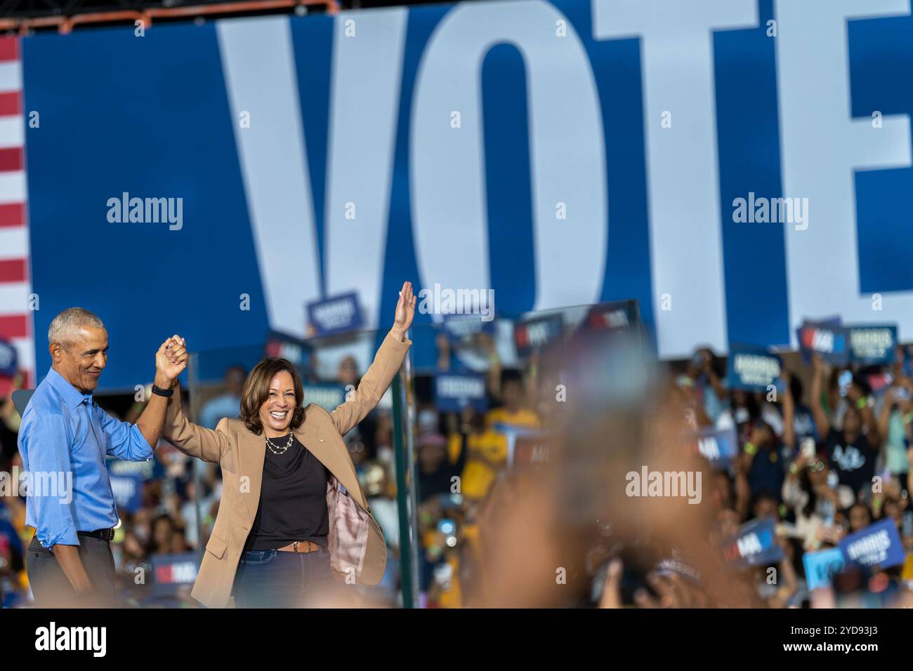 Vizepräsident Harris nahm am Donnerstag, 24. Oktober, an einer von Stars besetzten Wahlkampfveranstaltung mit dem ehemaligen Präsidenten Barack Obama in Atlanta Teil. Harris wurde von prominenten Gästen begleitet, Stockfoto