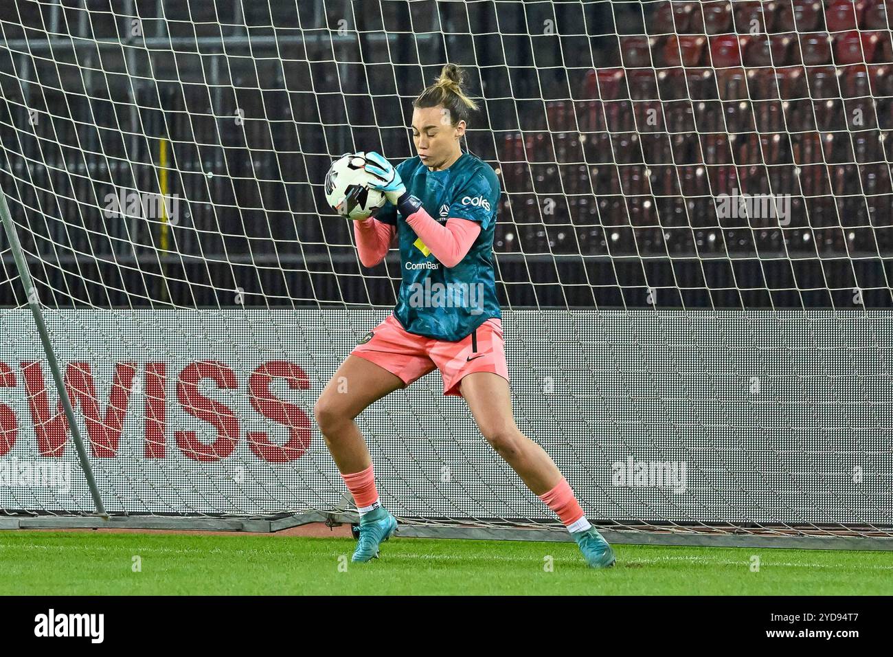 Mackenzie Arnold (Australien, #01) beim warm-up. SUI, Schweiz - Australien, Frauen-Fussball, Testspiel, Saison 2024/2025, 25.10.2024 Foto: Eibner-Pressefoto/Thomas Hess Stockfoto