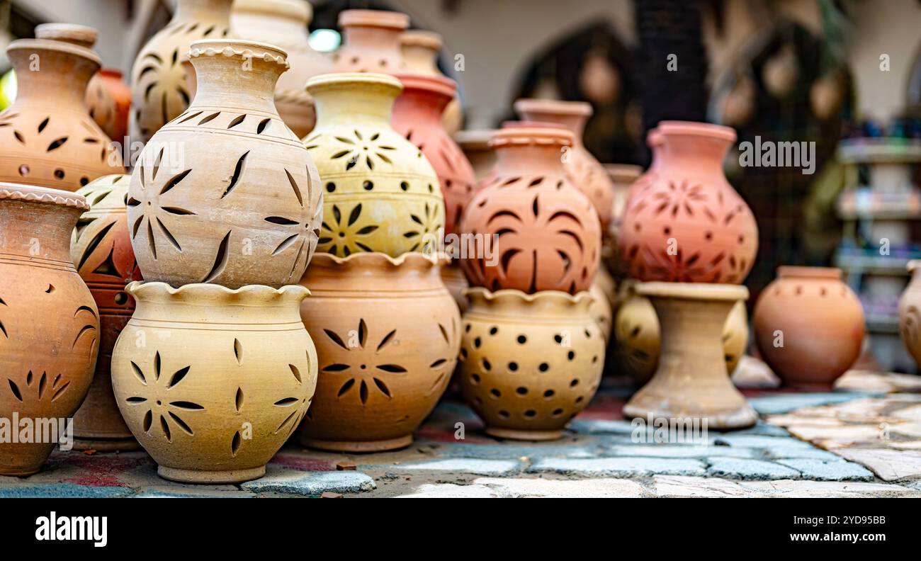 Traditionelle Töpferwaren am Nizwa Souq, Oman. Stockfoto