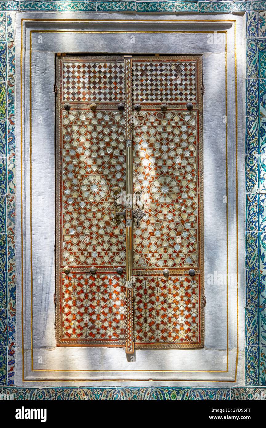 Türen mit Perlmutt-Inlayin in Harem des Topkapi-Palastes, Istanbul Stockfoto