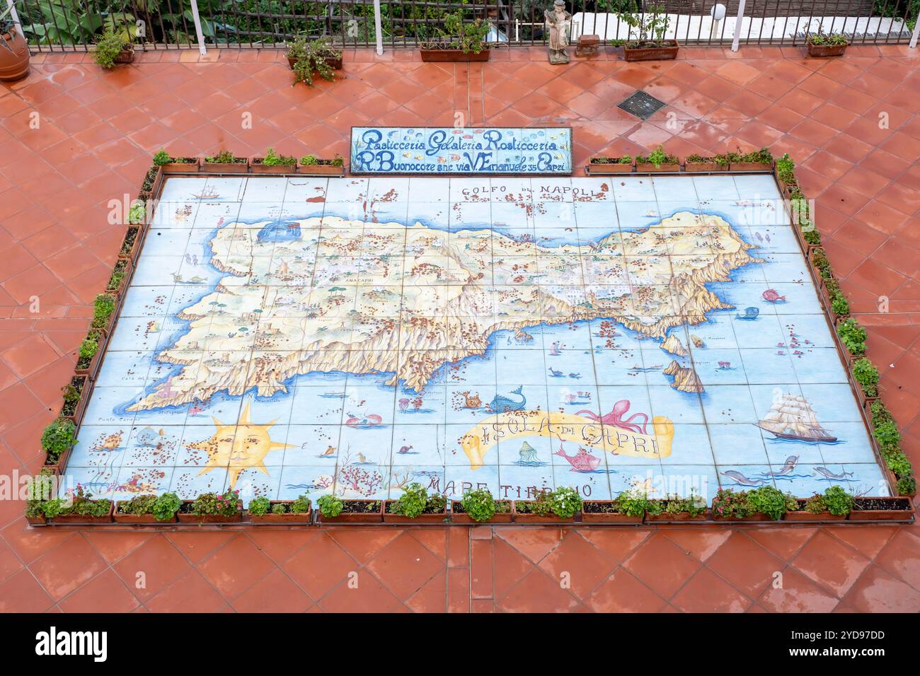 Karte von Capri angelegt mit bemalten Fliesen auf einer Terrasse, Capri, Kampanien, Italien Stockfoto