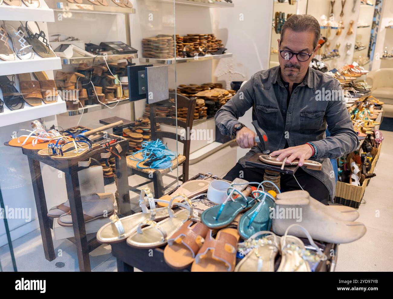 Schuhmacher, der handgefertigte Lederschuhe herstellt, Capri Stadt, Kampanien, Italien. Stockfoto