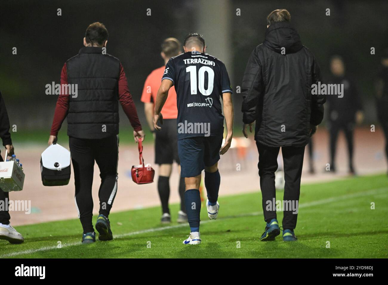 25.10.2024, Rheydt, Grenzlandstadion, GER, Regionalliga West, Bor. Mönchengladbach U23 vs. Wuppertaler SV DFB- Regionalliga West-Vorschriften verbieten jede Verwendung von Fotografien als Bildsequenzen und/oder Quasi-Video im Bild muss Marco Terrazzino ( Wuppertaler SV #10 ) verletzt raus. Foto © Nordphoto GmbH/Freund Stockfoto