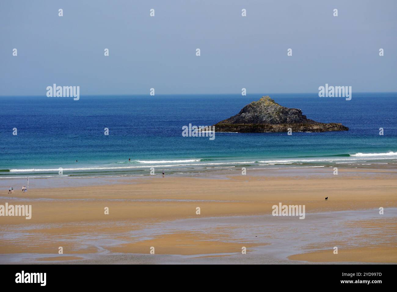 Goose Rock ist eine unbewohnte Insel in der Nähe von Pentire Point East am Crantock Beach am Southwest Coastal Path in North Cornwall, England, Großbritannien Stockfoto