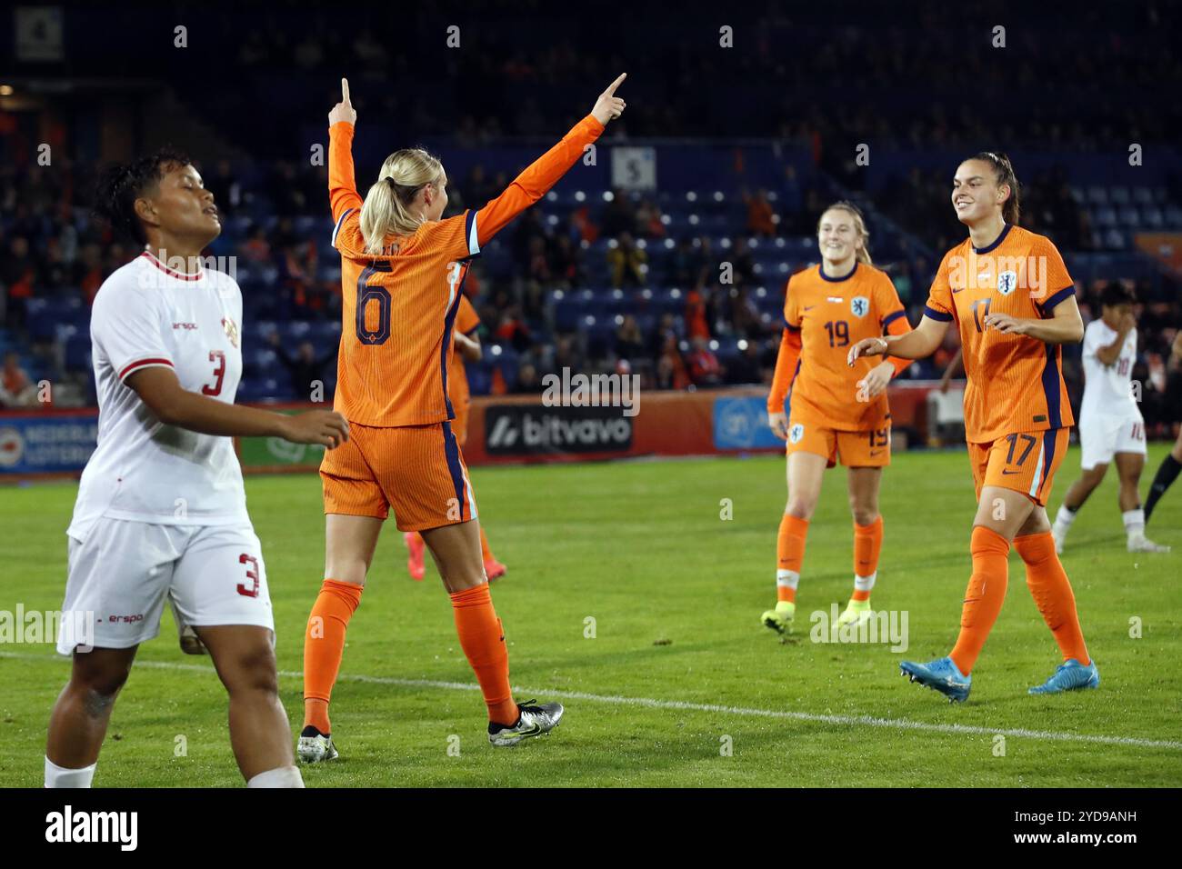 DOETINCHEM - (l-r) Jill Roord aus Holland feiert am 25. Oktober 2024 im Vijverberg in Doetinchem, Niederlande den 2:0, Romee Leuchter aus Holland, während der Freundschaftsspiele zwischen den Niederlanden und Indonesien. ANP BART STOUTJESDIJK Stockfoto