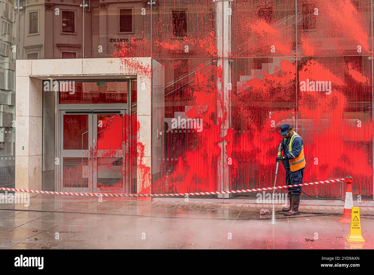 London, England, Großbritannien 25. Oktober 2024. Die Palästinensische Aktion greift die Londoner Büros des APCO zum zweiten Mal in ebenso vielen Monaten an. APCO sind die wichtigsten Lobbyisten von Elbit Systems, die Israel Waffen liefern. Zwei „aktionisten“ wurden von der Polizei verhaftet. Quelle: Lab Ky Mo / ALAMY LIVE NEWS Stockfoto