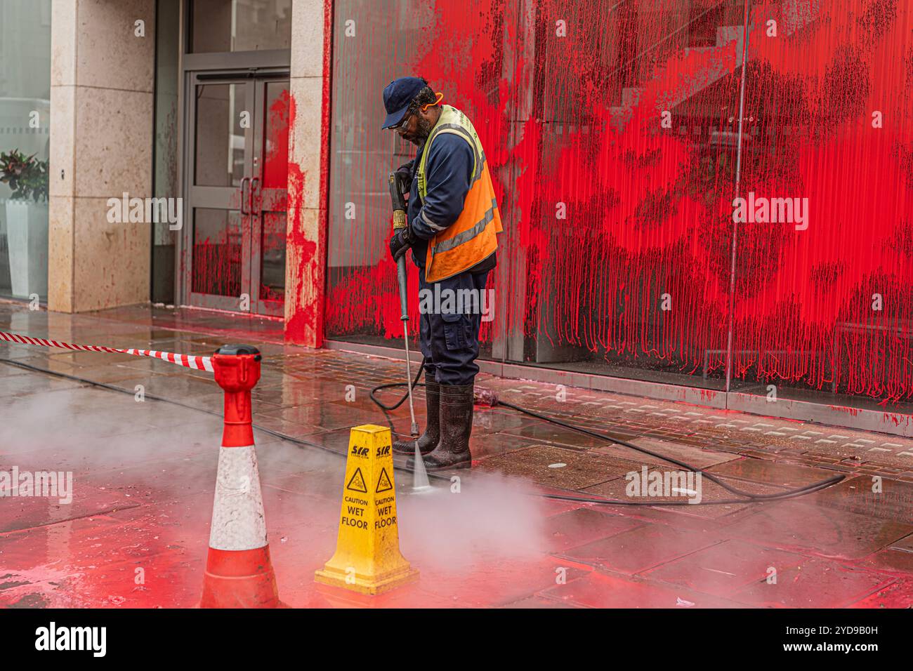 London, England, Großbritannien 25. Oktober 2024. Die Palästinensische Aktion greift die Londoner Büros des APCO zum zweiten Mal in ebenso vielen Monaten an. APCO sind die wichtigsten Lobbyisten von Elbit Systems, die Israel Waffen liefern. Zwei „aktionisten“ wurden von der Polizei verhaftet. Quelle: Lab Ky Mo / ALAMY LIVE NEWS Stockfoto