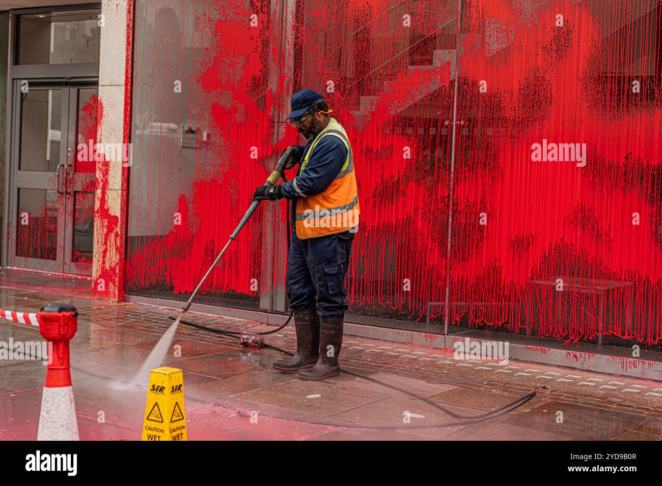 London, England, Großbritannien 25. Oktober 2024. Die Palästinensische Aktion greift die Londoner Büros des APCO zum zweiten Mal in ebenso vielen Monaten an. APCO sind die wichtigsten Lobbyisten von Elbit Systems, die Israel Waffen liefern. Zwei „aktionisten“ wurden von der Polizei verhaftet. Quelle: Lab Ky Mo / ALAMY LIVE NEWS Stockfoto