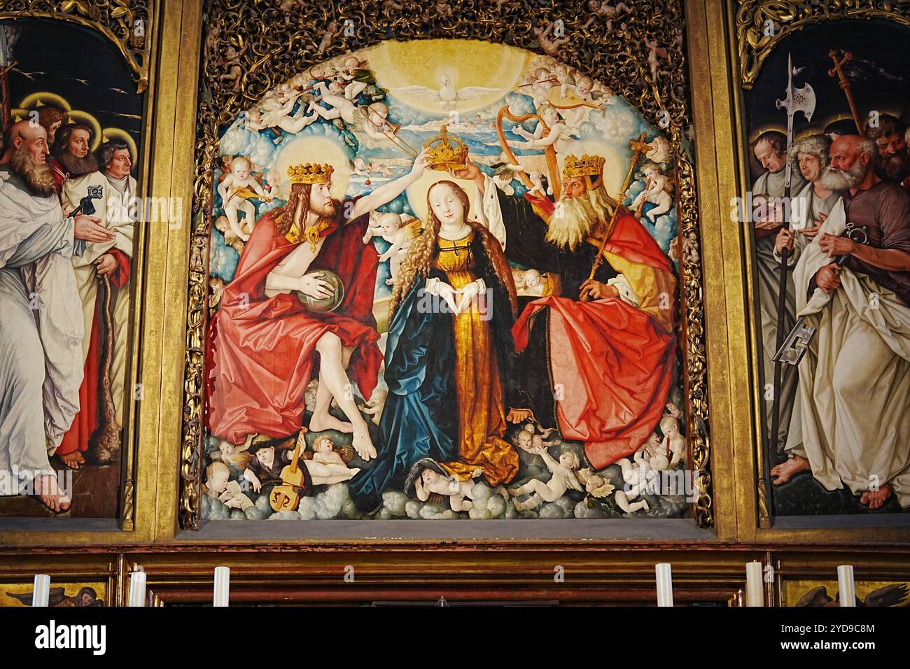 Hochaltar mit Krönung der Jungfrau Maria und der Apostel; Freiburger Münster Stockfoto