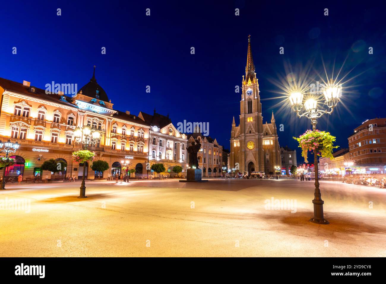 Novi Sad, Serbien - 29. Juni 2024: Der Freiheitsplatz ist der Hauptplatz in Novi Sad, Region Vojvodina in Serbien bei Sonnenaufgang Stockfoto