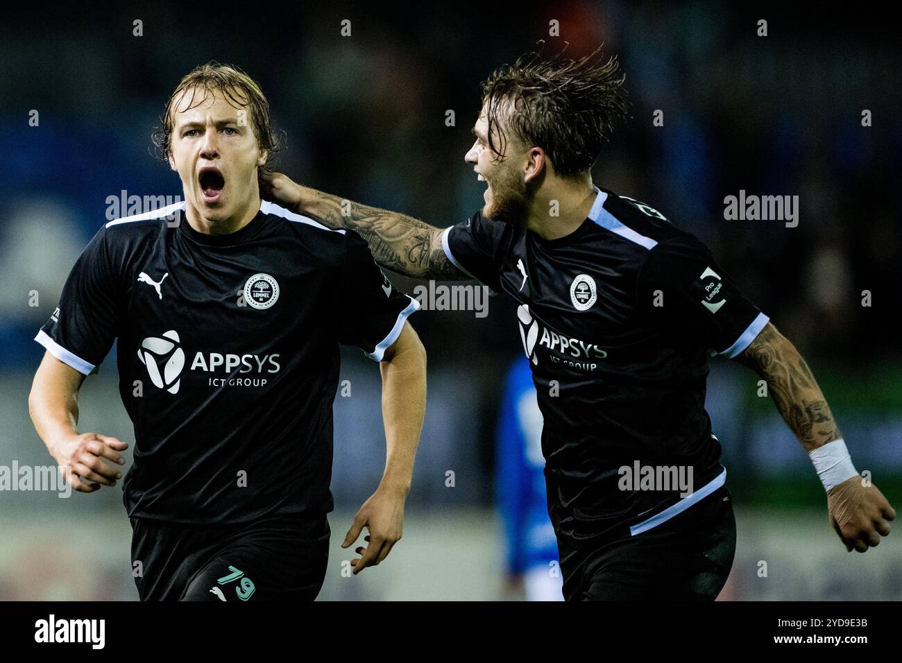 Geel, Belgien. Oktober 2024. Sam de Grand von Lommel und Jason van Duiven von Lommel feiern, nachdem sie bei einem Fußballspiel zwischen Jong Genk und Lommel SK am Freitag, den 25. Oktober 2024, in Geel am 9. Tag der Saison 2024-2025 in der zweiten Liga der Challenger Pro League der belgischen Meisterschaft einen Treffer erzielt haben. BELGA FOTO JASPER JACOBS Credit: Belga News Agency/Alamy Live News Stockfoto