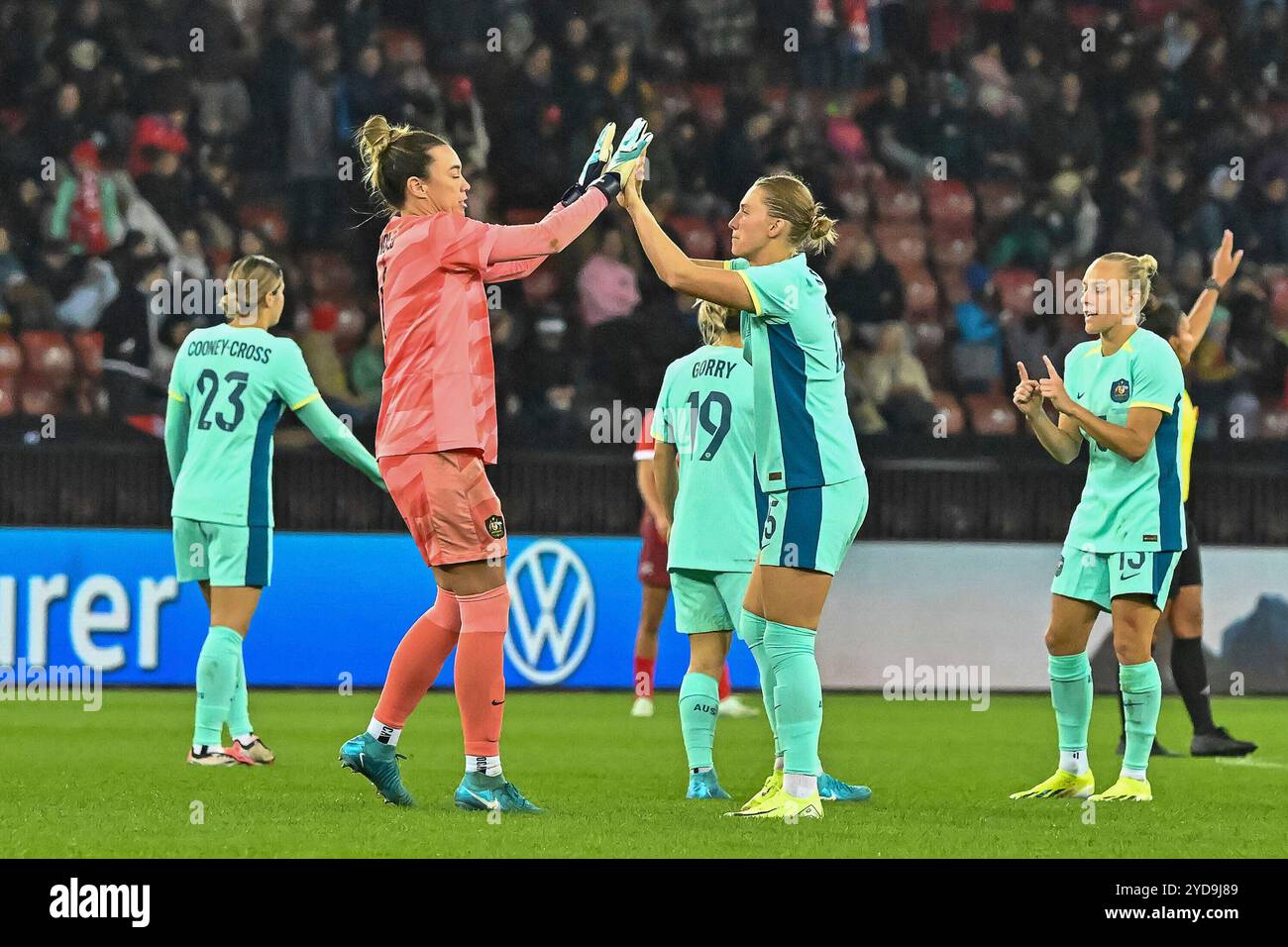 Mackenzie Arnold (Australien, #01) und Clare Wheeler (Australien, #15) klatschen such ab. SUI, Schweiz - Australien, Frauen-Fussball, Testspiel, Saison 2024/2025, 25.10.2024 Foto: Eibner-Pressefoto/Thomas Hess Stockfoto