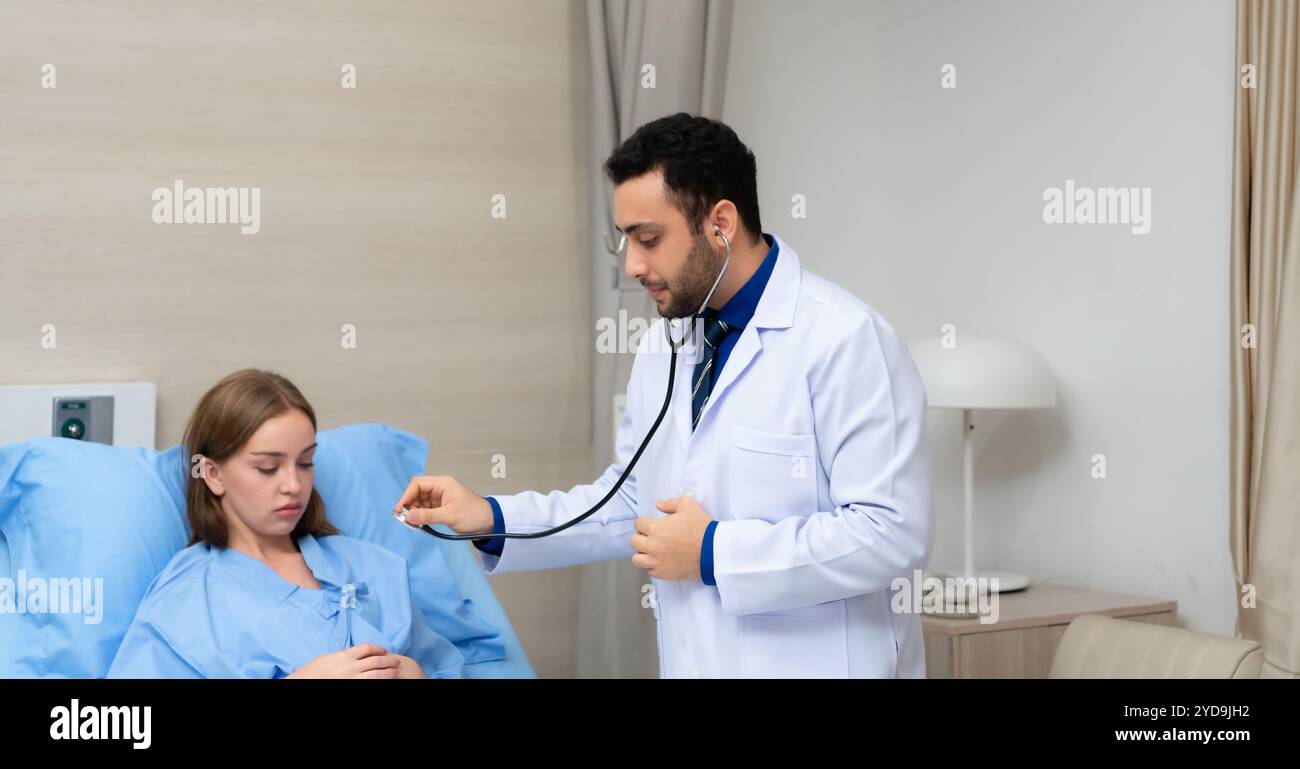 Der Arzt führte eine tägliche Untersuchung durch und sprach über die schwere Krankheit, die dem Mädchen passiert war. Um den Fortschritt von Trea zu kennen Stockfoto