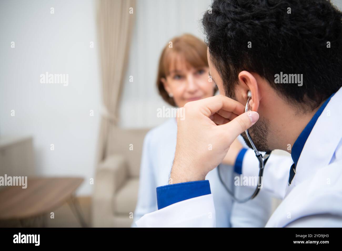 Frau, die ins Alter kommt, besuchen Sie eine jährliche Gesundheits- und Kontrolluntersuchung und Gespräch mit Arzt im Krankenhaus Stockfoto