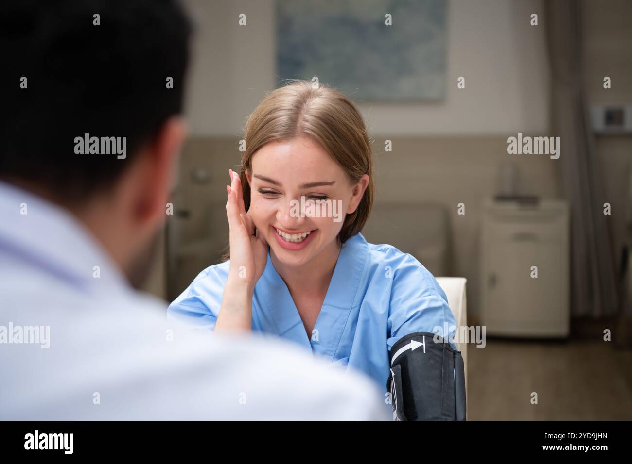 Der Arzt führte eine tägliche Untersuchung durch und sprach über die schwere Krankheit, die dem Mädchen passiert war. Um den Fortschritt von Trea zu kennen Stockfoto