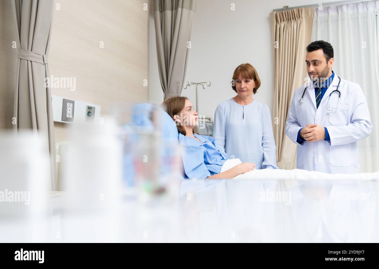 Der Arzt überprüft täglich im Krankenzimmer. Nach Abschluss der körperlichen Untersuchung sprachen wir über den Fortschritt der Behandler Stockfoto