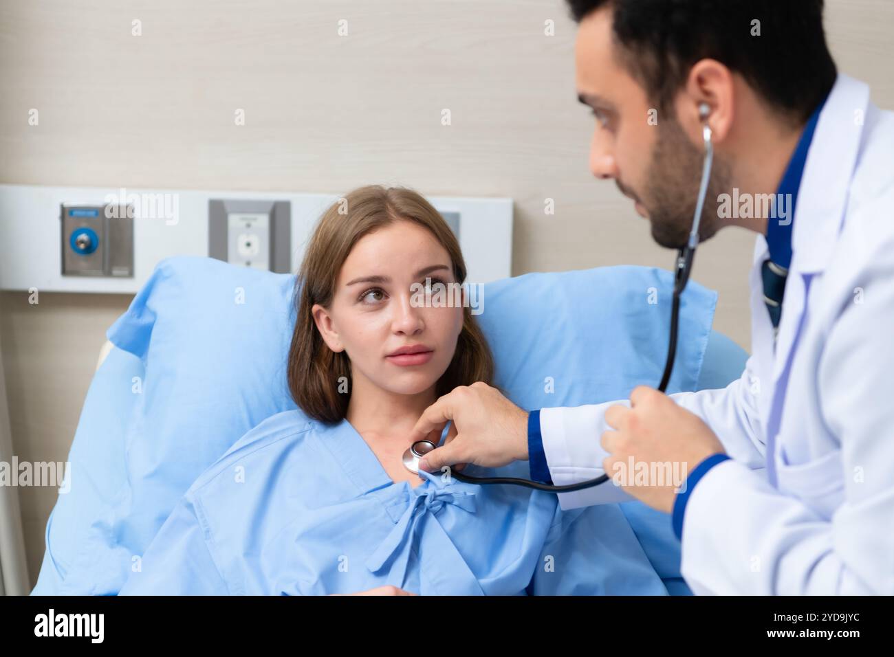 Der Arzt führte eine tägliche Untersuchung durch und sprach über die schwere Krankheit, die dem Mädchen passiert war. Um den Fortschritt von Trea zu kennen Stockfoto