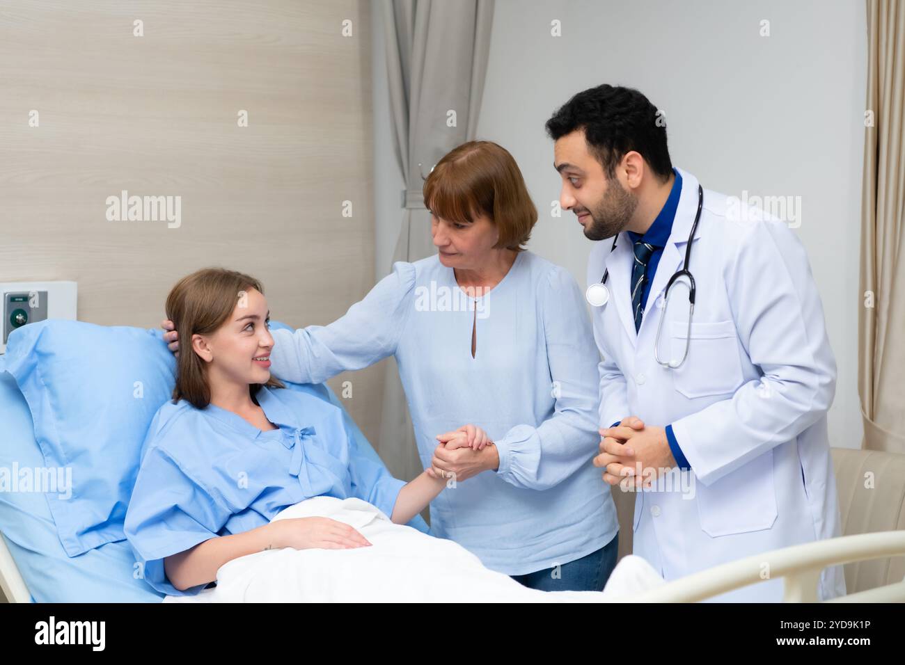 Der Arzt überprüft täglich im Krankenzimmer. Nach Abschluss der körperlichen Untersuchung sprachen wir über den Fortschritt der Behandler Stockfoto
