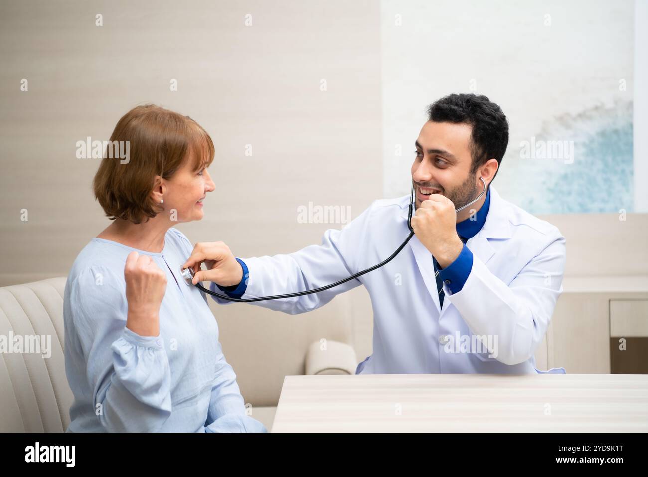 Frau, die ins Alter kommt, besuchen Sie eine jährliche Gesundheits- und Kontrolluntersuchung und Gespräch mit Arzt im Krankenhaus Stockfoto