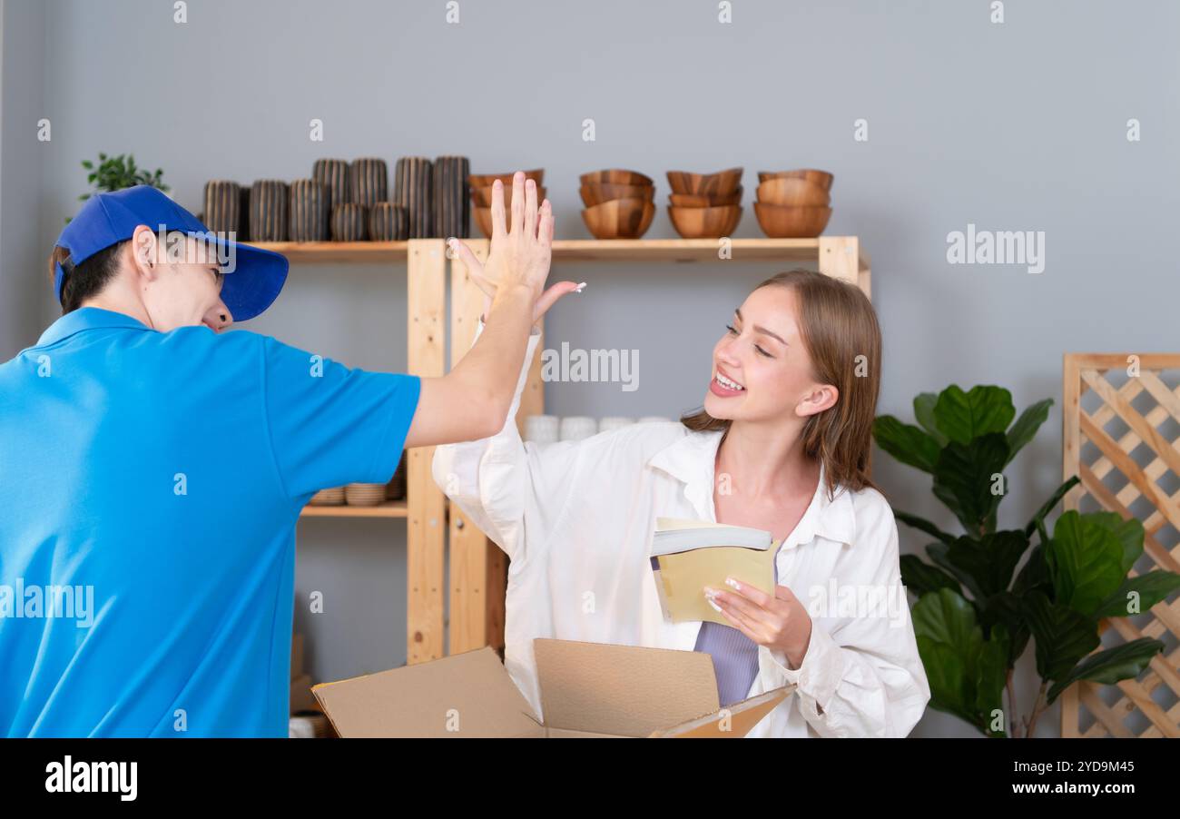 Der Liefermann unterstützt den Kunden bei der Aufzeichnung von Bildern, um das Produkt nach der Lieferung zu überprüfen Stockfoto