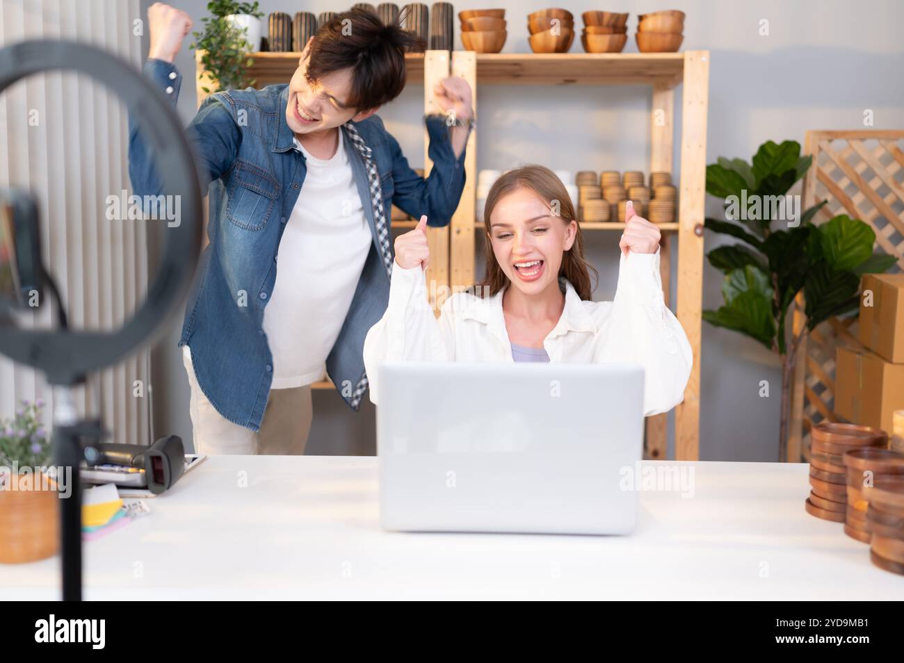 Ein junges Paar führt ein kleines Unternehmen. Herstellung von Tonornamenten Gewinnen Sie die Genehmigung für das große Projekt, das dem Kunden vorgeschlagen wird. Stockfoto