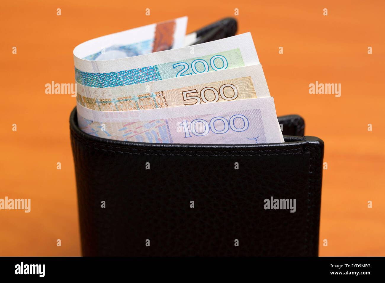 Norwegische Krone in der schwarzen Brieftasche Stockfoto