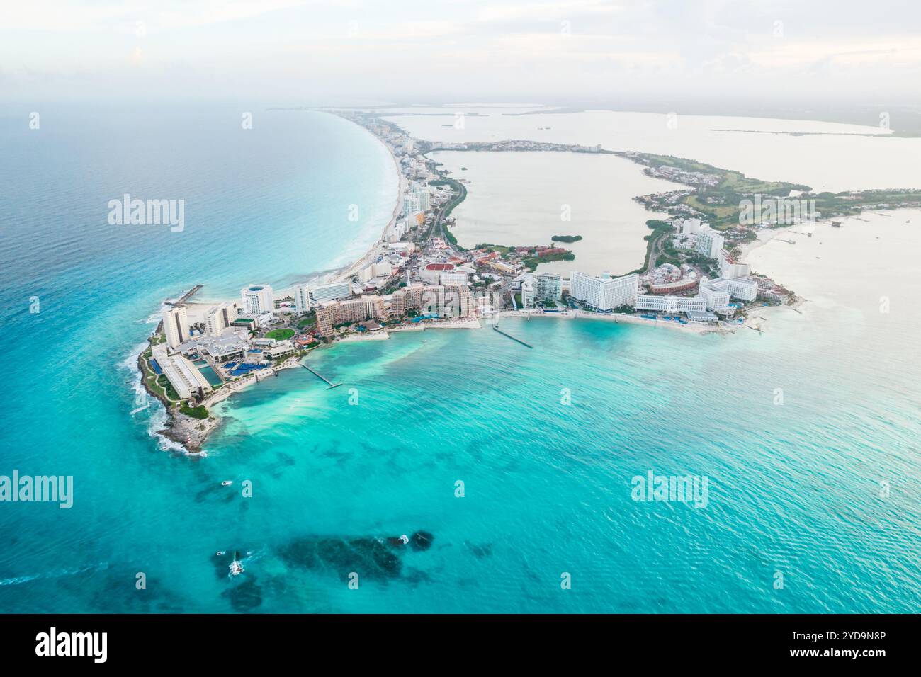 Luftpanorama der Hotelzone von Cancun in Mexiko. Karibische Küstenlandschaft des mexikanischen Resorts mit Strand Playa Caracol und Kukulcan Straße. Riv Stockfoto