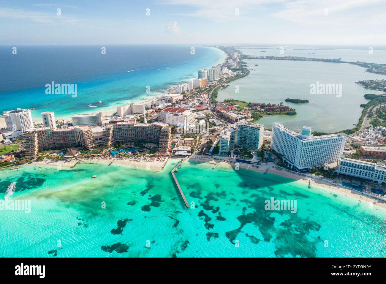 Luftpanorama der Hotelzone von Cancun in Mexiko. Karibische Küstenlandschaft des mexikanischen Resorts mit Strand Playa Caracol und Kukulcan Straße. Riv Stockfoto