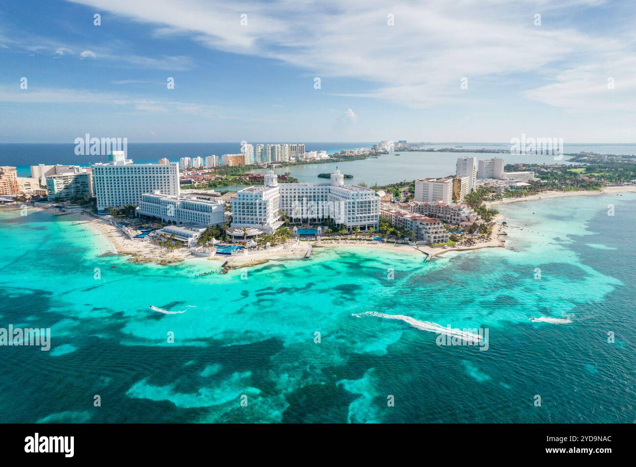 Panoramablick auf den Strand von Cancun und die Hotelzone der Stadt in Mexiko. Karibische Küstenlandschaft des mexikanischen Resorts mit Beach Play Stockfoto