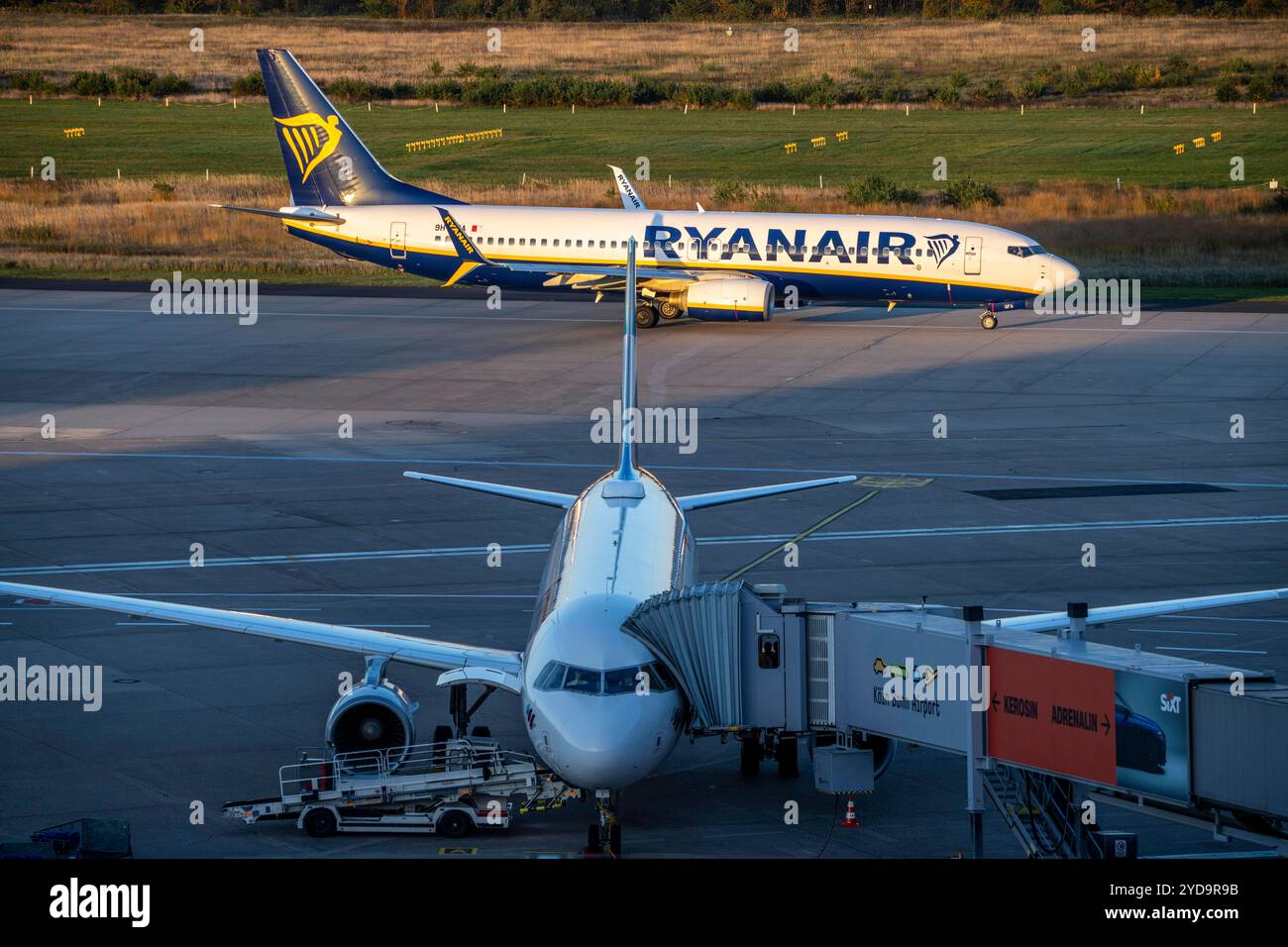 Eurowings Airbus am Terminal 1, C-Gates, Ryanair Boeing 737 rollt zur Startbahn, Flughafen Köln-Bonn, CGN, NRW, Deutschland, Flughafen Köln-Bonn *** Eurowings Airbus am Terminal 1, C Gates, Ryanair Boeing 737 auf dem Rollweg, Flughafen Köln Bonn, CGN, NRW, Deutschland, Flughafen Köln/Bonn Stockfoto