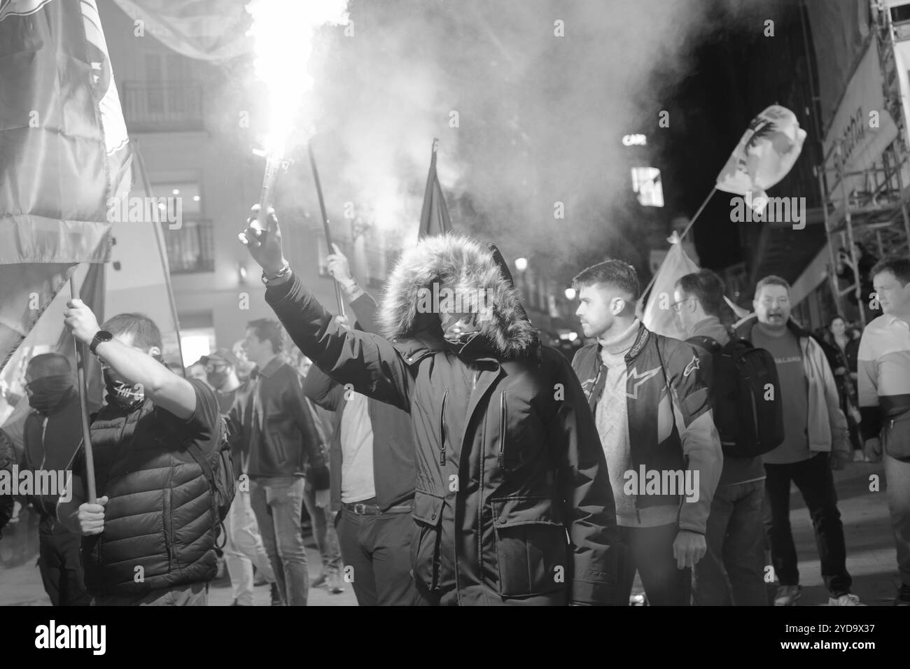 Mehrere Personen während einer Demonstration der spanischen Falange gegen das Regime von '78 im Zentrum von Madrid, am 25. Oktober 2024, in Madrid, Spanien. Stockfoto