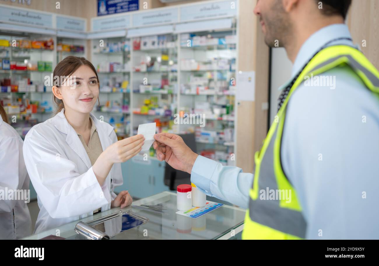 Ingenieure bringen Rezepte in die Apotheke, um dem Apotheker zu zeigen, wann er Medikamente kauft Stockfoto