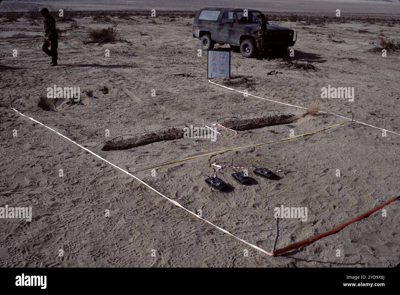 Fort Irwin, CA. USA. Mai 1991. Das Fort Irwin National Training Center (Fort Irwin NTC) ist ein wichtiges Trainingsgebiet für das US-Militär in der Mojave-Wüste im Norden des San Bernardino County, Kalifornien. Fort Irwin liegt auf einer durchschnittlichen Höhe von 2.454 ft (748 m) und liegt 37 mi (60 km) nordöstlich von Barstow in den Calico Mountains. Das National Training Center ist Teil des US Army Forces Command (FORSCOM). Die gegnerische Streitmacht im National Training Center ist das 11. Gepanzerte Kavallerie-Regiment, die Blackhorse Cavalry, die auf der Basis stationiert sind, um eine gegnerische Streitmacht zu bilden Stockfoto