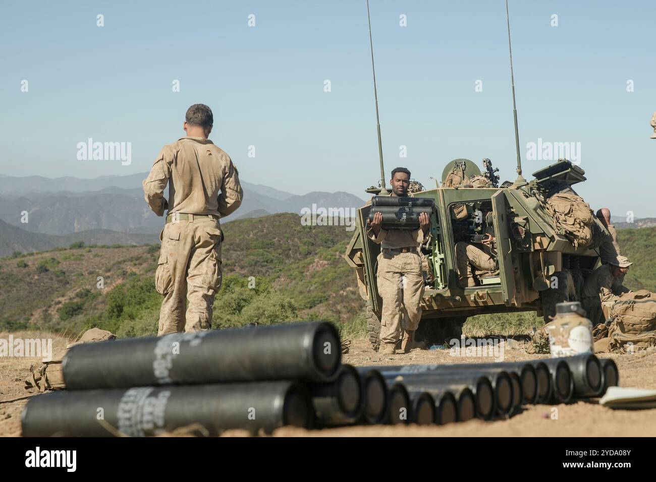 US-Marines, die der Light Armored Reconnaissance Company, Bataillon Landing Team 1/5, 15th Marine Expeditionary Unit, zugewiesen wurden, entladen 81 mm Mörsergranaten f Stockfoto