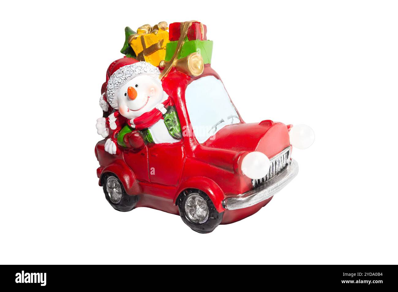 Spielzeug Schneemann auf Oldtimer mit Geschenken auf weißem Hintergrund. Weihnachtsschmuck Stockfoto