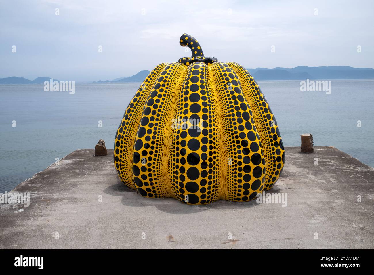 Riesige gelbe Kürbisskulptur von Yayoi Kusama auf der Insel Naoshima in Japan Stockfoto
