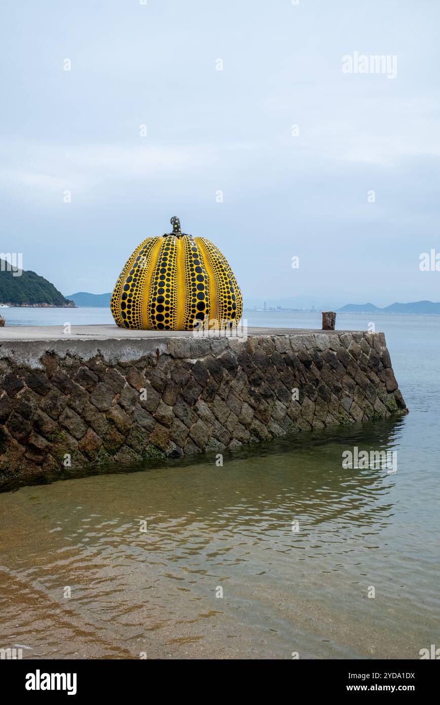 Riesige gelbe Kürbisskulptur von Yayoi Kusama auf der Insel Naoshima in Japan Stockfoto