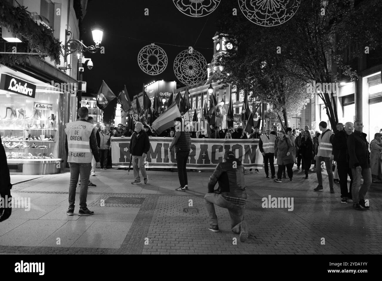 Madrid, Spanien. Oktober 2024. Mehrere Personen während einer Demonstration der spanischen Falange gegen das Regime von '78 im Zentrum von Madrid, am 25. Oktober 2024, in Madrid, Spanien. Quelle: SIPA USA/Alamy Live News Stockfoto