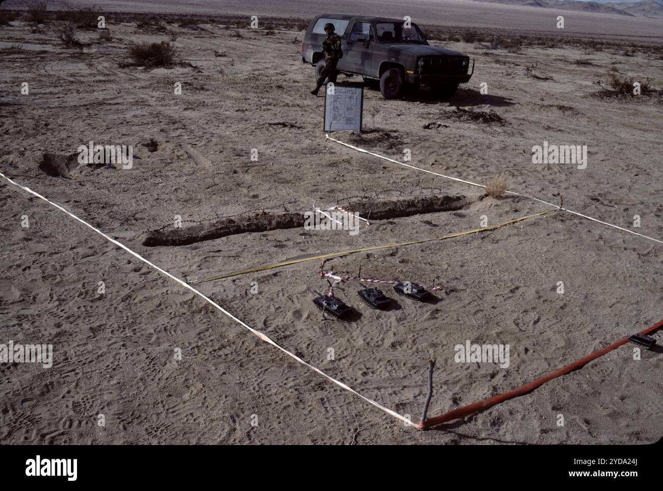 Fort Irwin, CA. USA. Mai 1991. Das Fort Irwin National Training Center (Fort Irwin NTC) ist ein wichtiges Trainingsgebiet für das US-Militär in der Mojave-Wüste im Norden des San Bernardino County, Kalifornien. Fort Irwin liegt auf einer durchschnittlichen Höhe von 2.454 ft (748 m) und liegt 37 mi (60 km) nordöstlich von Barstow in den Calico Mountains. Das National Training Center ist Teil des US Army Forces Command (FORSCOM). Die gegnerische Streitmacht im National Training Center ist das 11. Gepanzerte Kavallerie-Regiment, die Blackhorse Cavalry, die auf der Basis stationiert sind, um eine gegnerische Streitmacht zu bilden Stockfoto